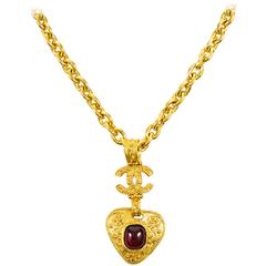 Vintage Chanel 94A Gold Tone Red Gripoix Stone 'CC' Logo Pendant Necklace