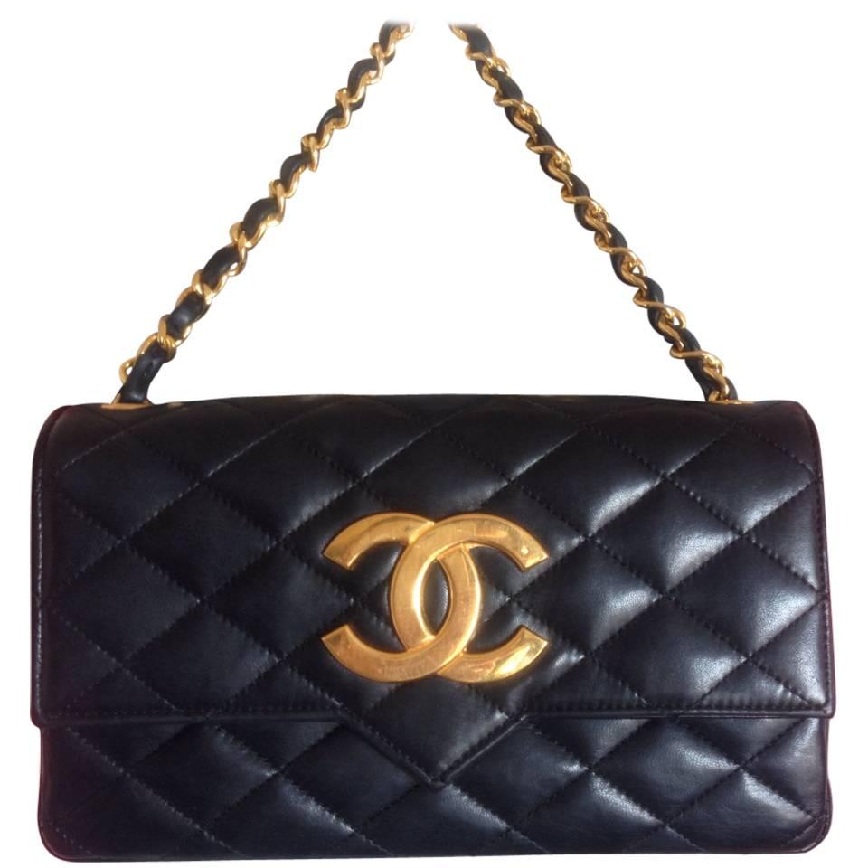 80
s vintage CHANEL black lambskin shoulder bag with golden large CC closure