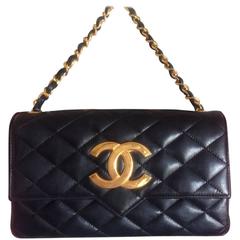 80's vintage CHANEL black lambskin shoulder bag with golden large CC closure