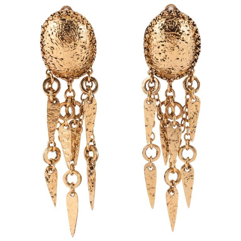Boucles d'oreilles pendantes en métal doré martelé, collection de la Seconde Guerre mondiale en vente