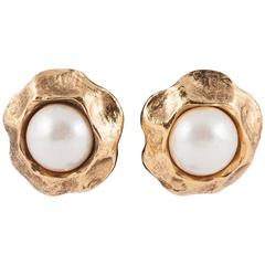 Wonderfully bold 1980s faux mabe pearl and gilt clip earrings by Chanel