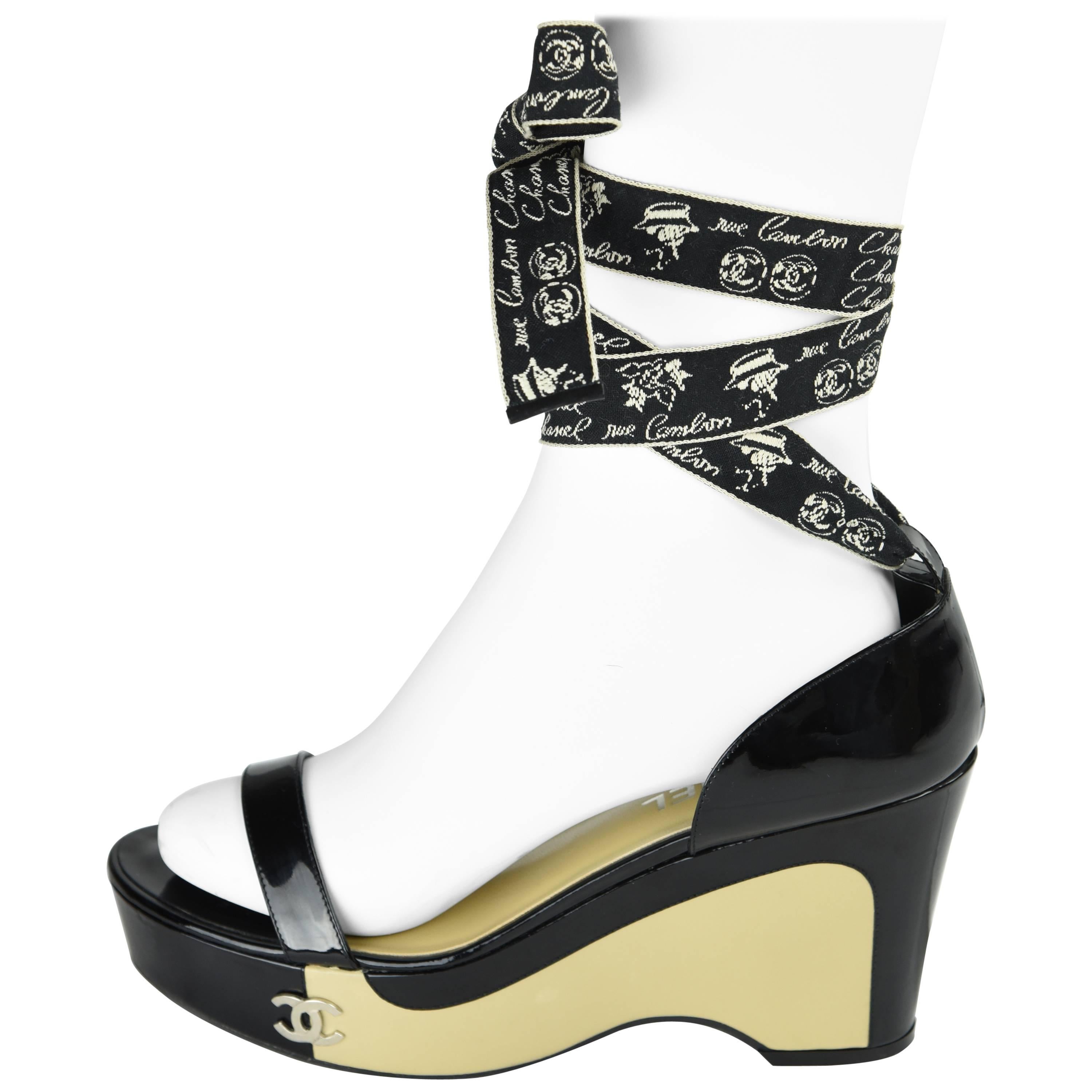 2000's Chanel Black And Beige Patent Leather Platform Sandals With Ribbons FR 41 For Sale