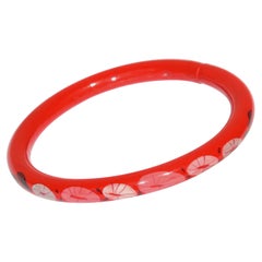 Bracelet jonc Art déco français en celluloïd rouge à motifs floraux