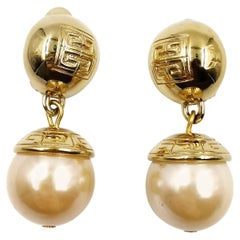 Givenchy Clips d'oreilles en goutte vintage Jumbo en or et perles surdimensionnées