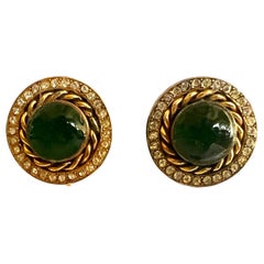 Boucles d'oreilles bouton Coco Chanel en verre vert vintage avec diamants 