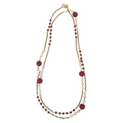 Long collier sautoir Chanel avec verre Gripoix rouge, fausses perles et attaches en or
