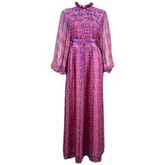 Thea Porter Robe de soirée en mousseline de soie à fleurs roses, vers 1970
