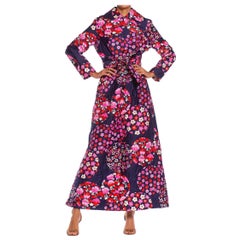 1970er Langärmliges gestepptes Hauskleid aus Baumwollsatin mit floralem Muster in Rot & Rosa auf Marineblau