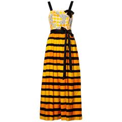 Robe longue Larry Aldrich imprimée rayée jaune, orange et noire (années 1970) 