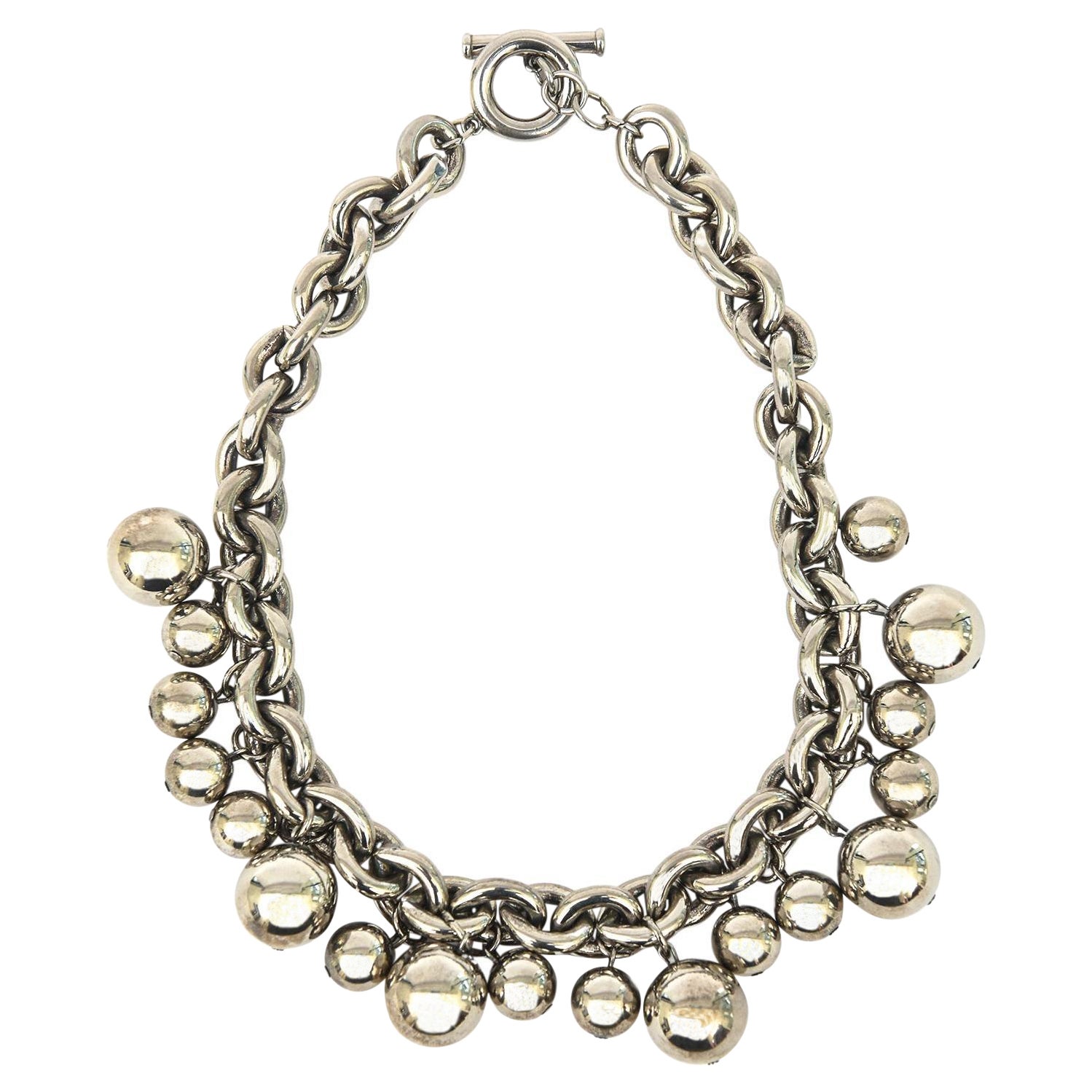 Givenchy, collier pendentif en métal chromé signé avec chaîne et boule vintage en vente