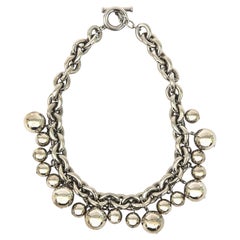 Givenchy, collier pendentif en métal chromé signé avec chaîne et boule vintage