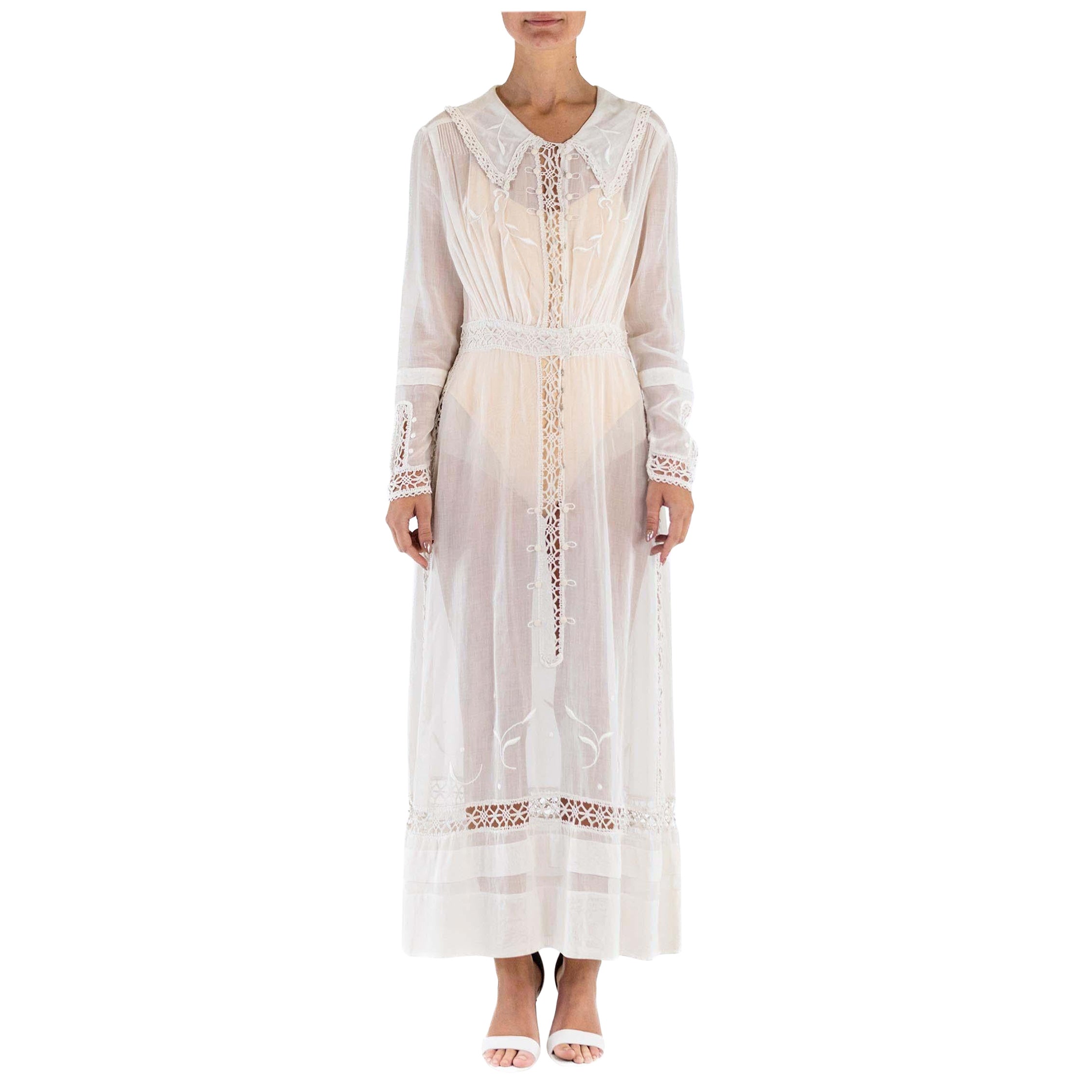 Robe de thé à col matelot en coton biologique blanc édouardien avec manches en dentelle en vente