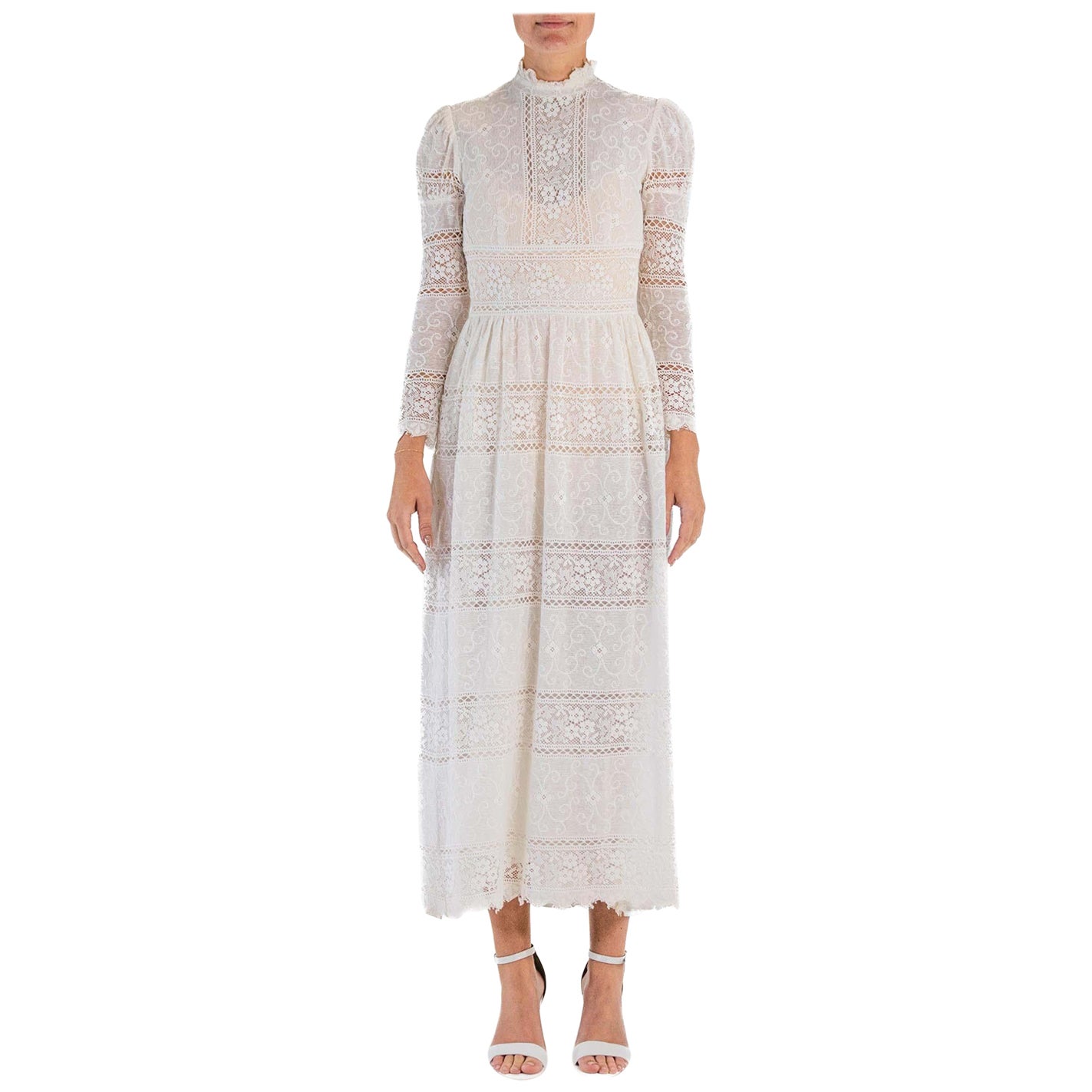 1970er Weißes viktorianisches Revival-Kleid mit langen Ärmeln im Angebot