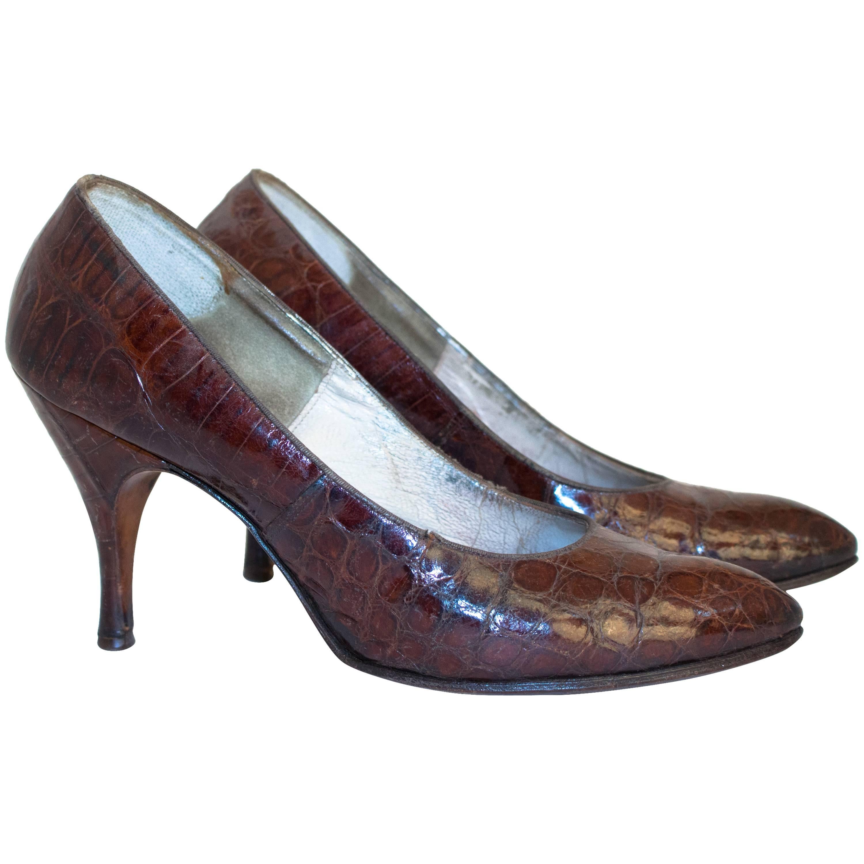 Chaussures à talons en alligator des années 50 en vente