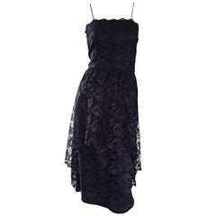 Mollie Parnis - Robe vintage en soie noire avec ourlet en dentelle Chantilly et traîne et ourlet dégagé, années 1960
