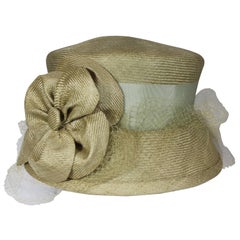 Suzanne Couture Millinery - Chapeau de paille olive claire avec ruban, fleur et filet