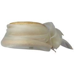 Suzanne Couture Millinery - Chapeau de paille brun clair avec ruban en maille ivoire