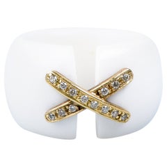 18 carat yellow gold round brillant cut diamonds and white Agate ring