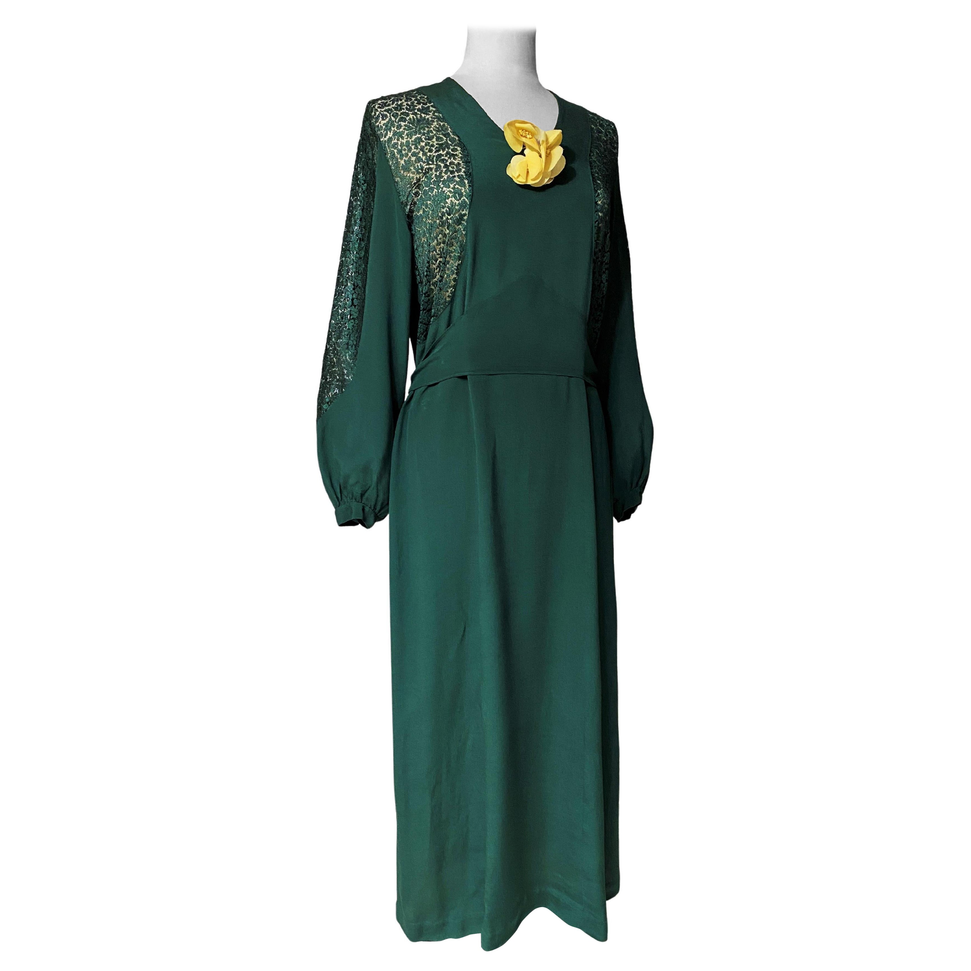 Un vestido de noche de crepé y encaje verde esmeralda- Francia Circa 1940