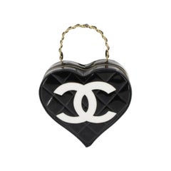 Chanel Schwarze gesteppte CC Herztasche aus Lackleder