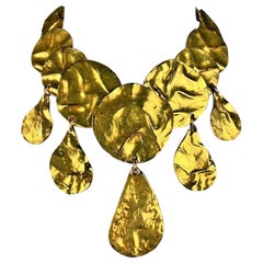 Yves Saint Laurent, collier Sultane en métal doré avec sa boîte d'origine C.1990