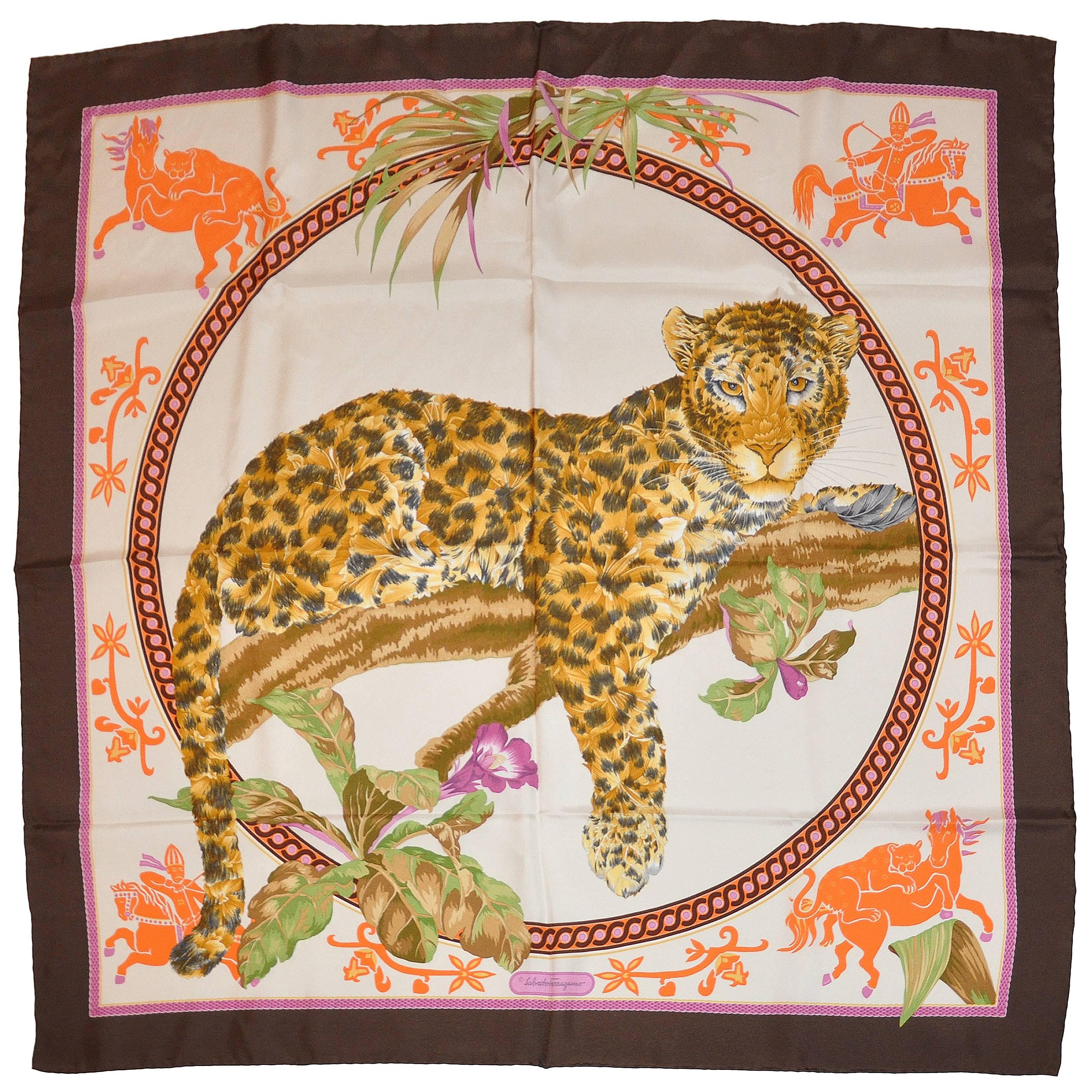 Ferragamo - Écharpe en soie iconique « Leopard » avec boîte d'origine en vente
