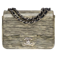 Chanel - Mini sac à rabat intemporel en cuir verni rayé noir et jaune, SHW