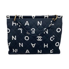 1997 Chanel Tragetasche mit Logo und Buchstaben Schwarz