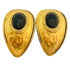 Clips d'oreilles de défilé vintage en or étrusque noir de créateur