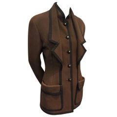 veste en gabardine de laine brun tabac Chanel des années 90 avec bordure en gros-grain