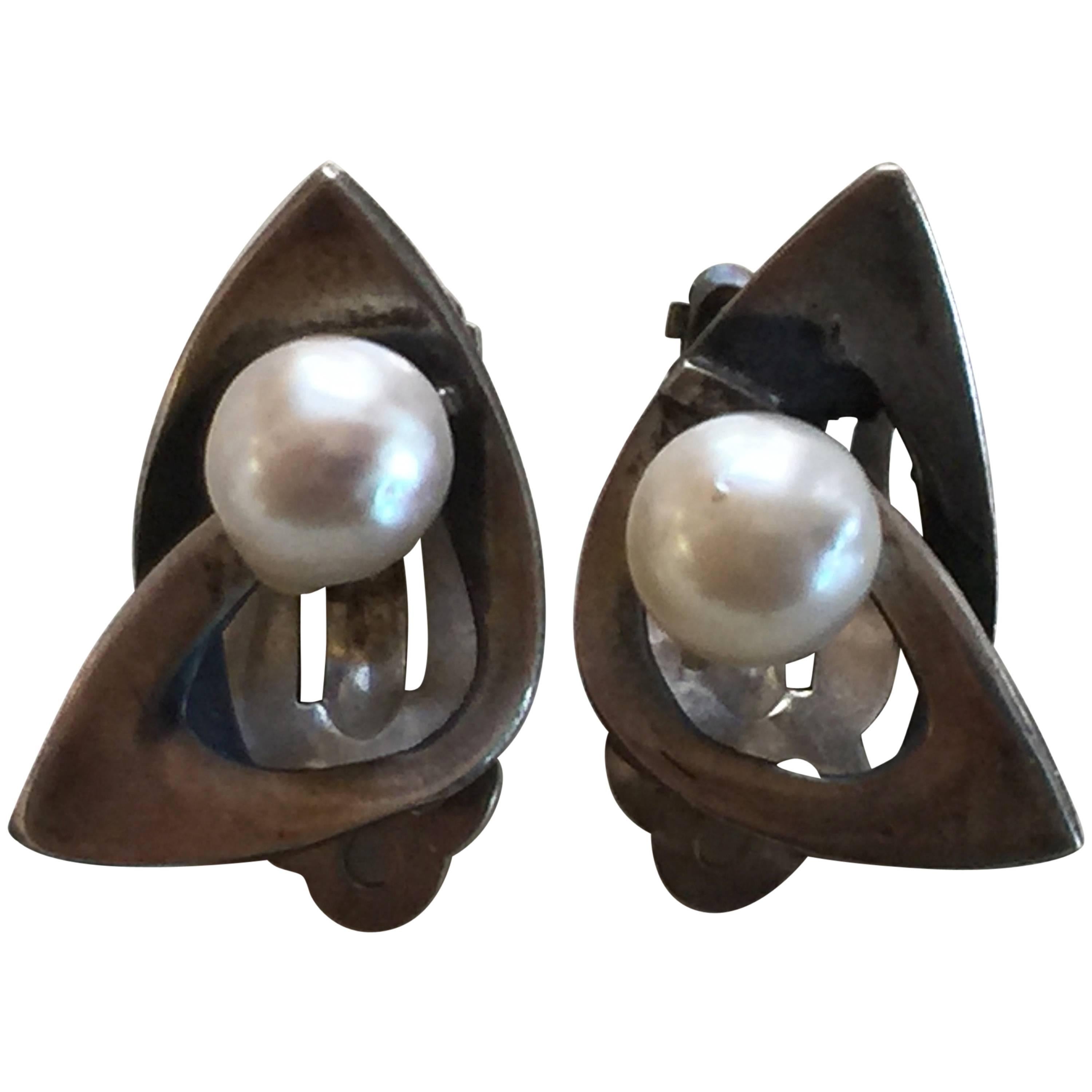 1960s Esther LEWITTES Mid Century Modern Sterling Pearl Clip Earrings For Sale