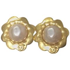 Vintage CHANEL gold tone flower shape faux pearl earrings with CC mark. Classic.