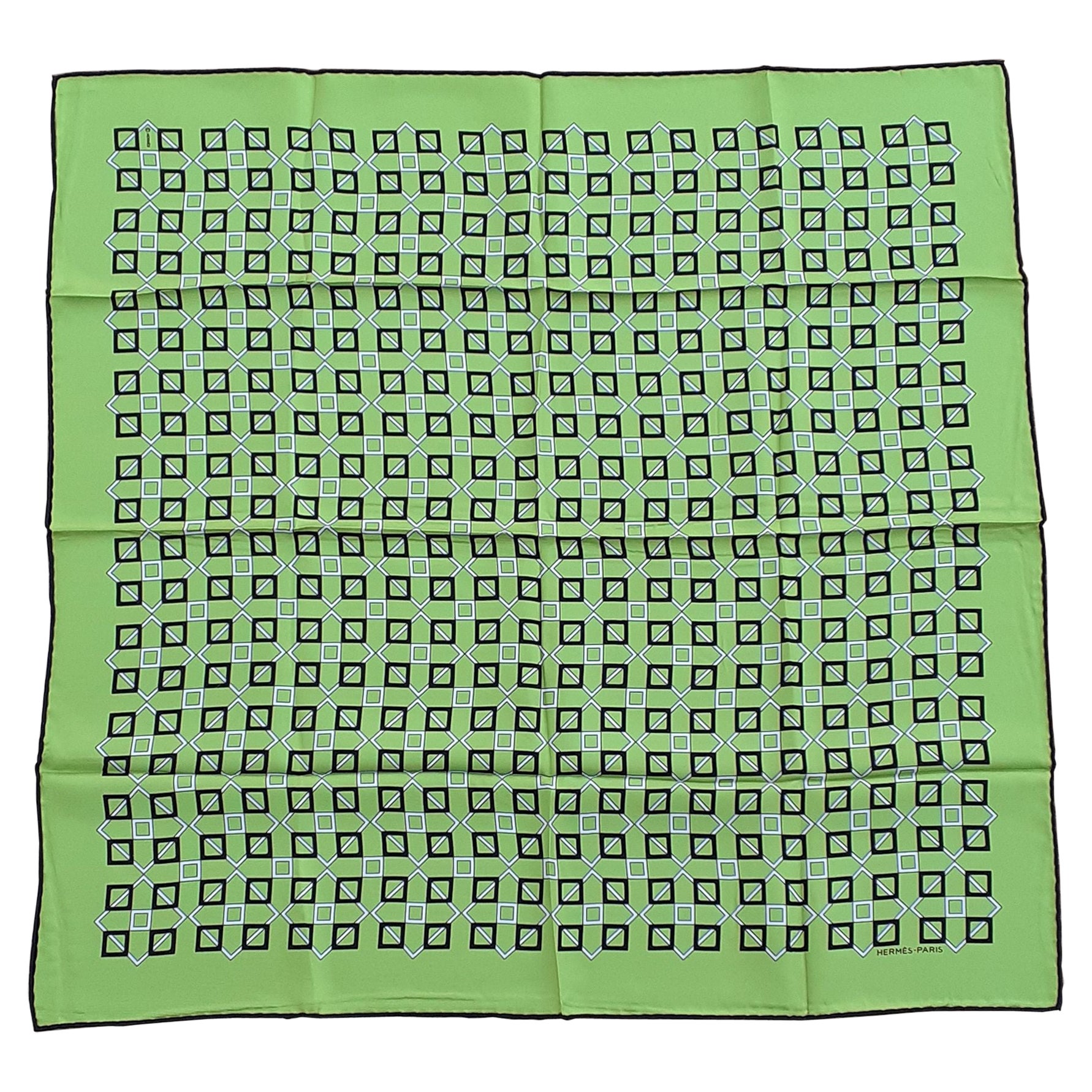 Hermès - Foulard en soie imprimé géométrique vert, blanc, noir 26''. en vente