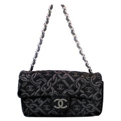 ¡Bolso de noche Chanel de tejido jacquard negro, cadena tejida Chanel y logotipo!