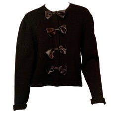 Maglione di lana nera Corinne O'Hare del 1950 con fiocchi neri decorativi
