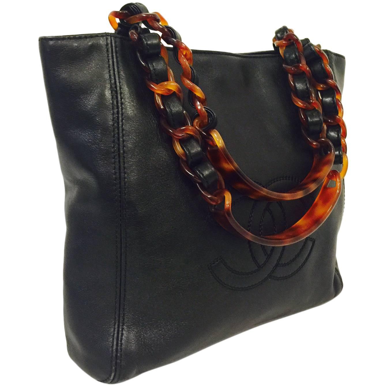 Kleine Chanel-Tasche aus schwarzem Lammleder mit in Leder verwobenen Schildpatt-Harzketten