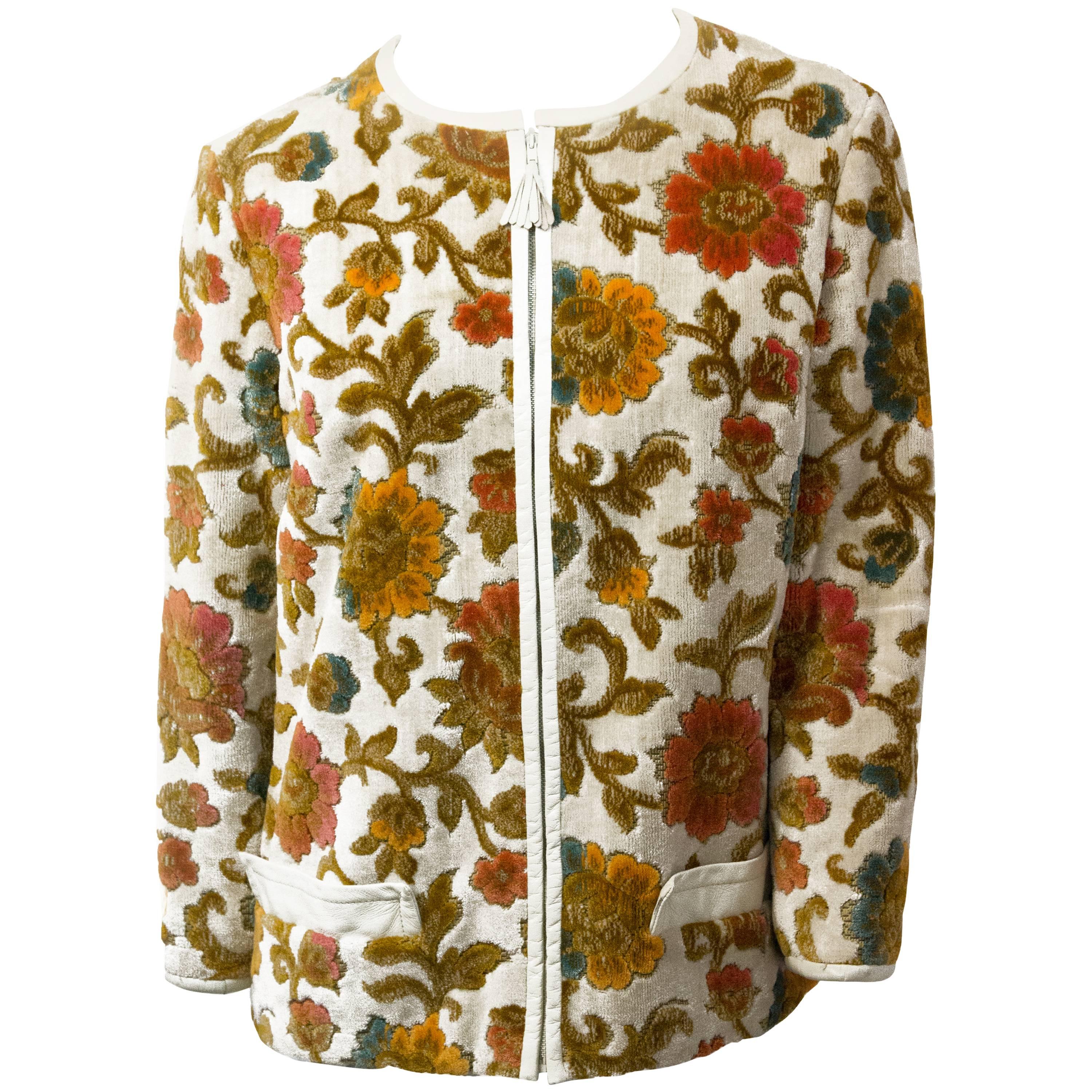 Veste de tapisserie à fleurs des années 60 avec bordure en cuir blanc  en vente