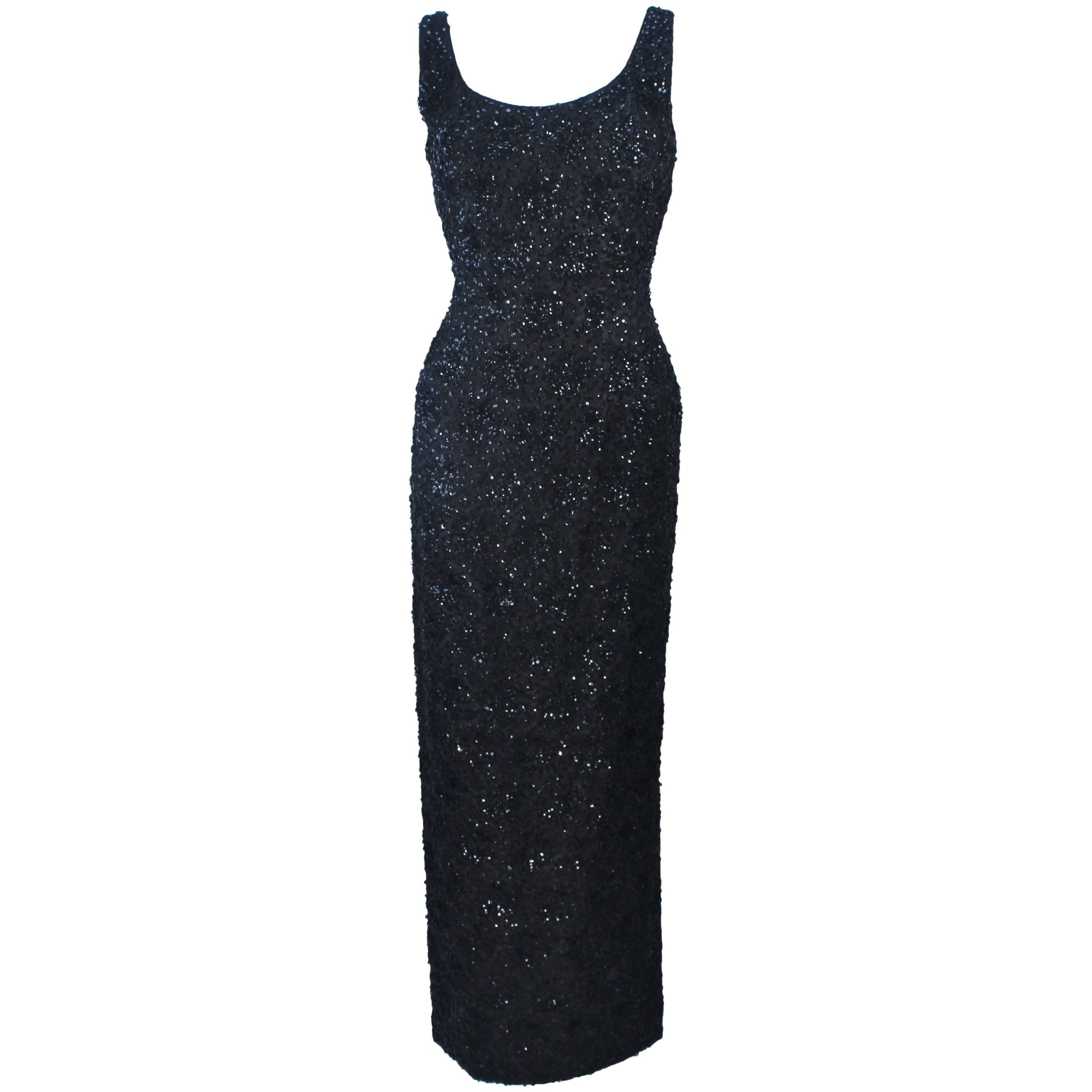 HAUTE COUTURE INTERNATIONAL Bata negra de encaje con cuentas y lentejuelas de los años 60 Talla 6 en venta