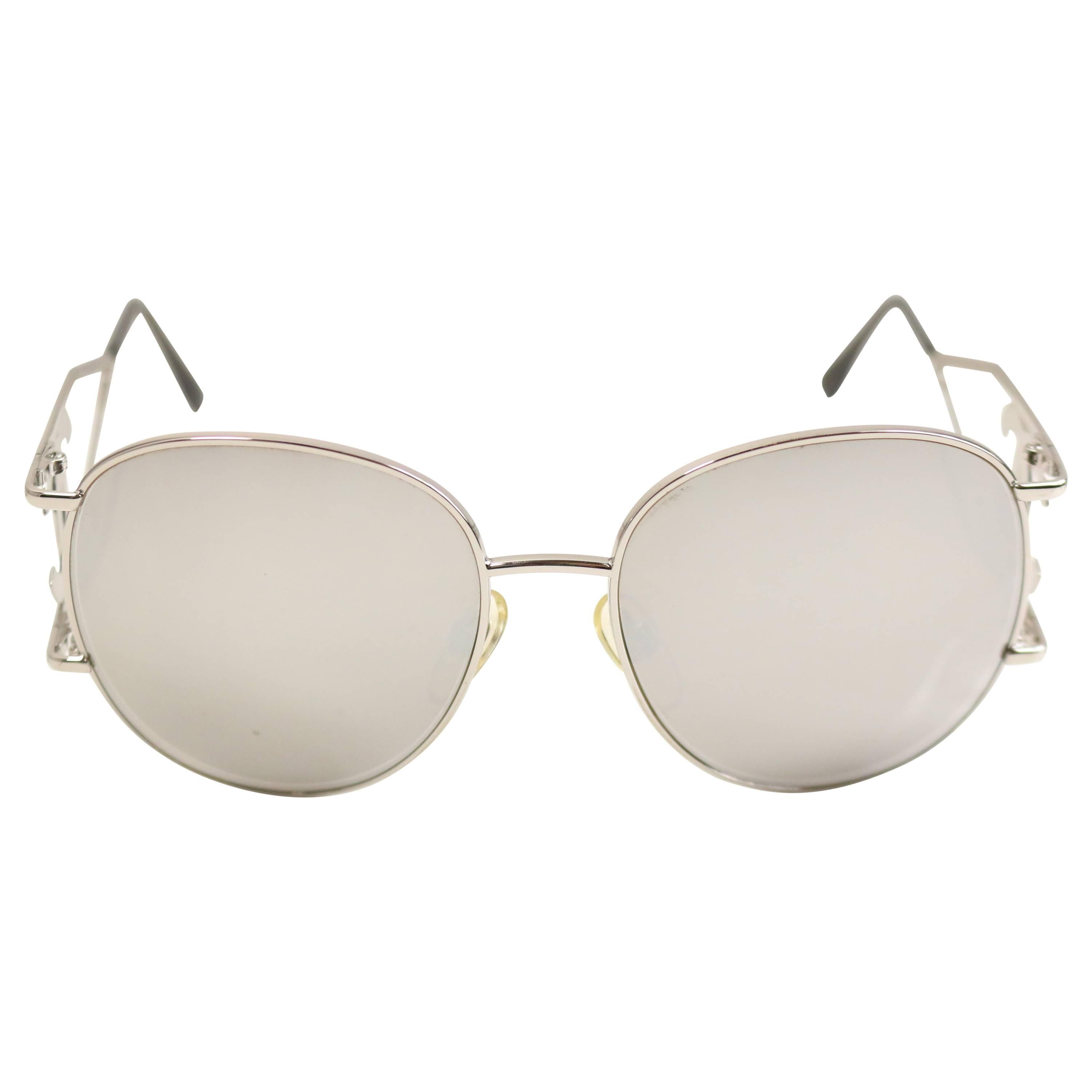 - Vintage 90s Chanel silver metal frame sunglasses. 

- Featuring big CC logo on the side. 

- Model number/colour numbers 05258 45002

- Made in Italy.   

- The lenses have prescription. ( can be replaced back to normal lenses). 

- Frames 5in