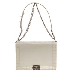 Chanel - Grand sac en cuir verni blanc