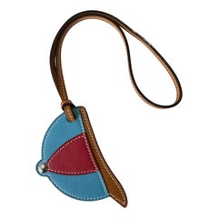 HERMES Paddock BOMBE (CAP) CHARM IN Rouge und Natur