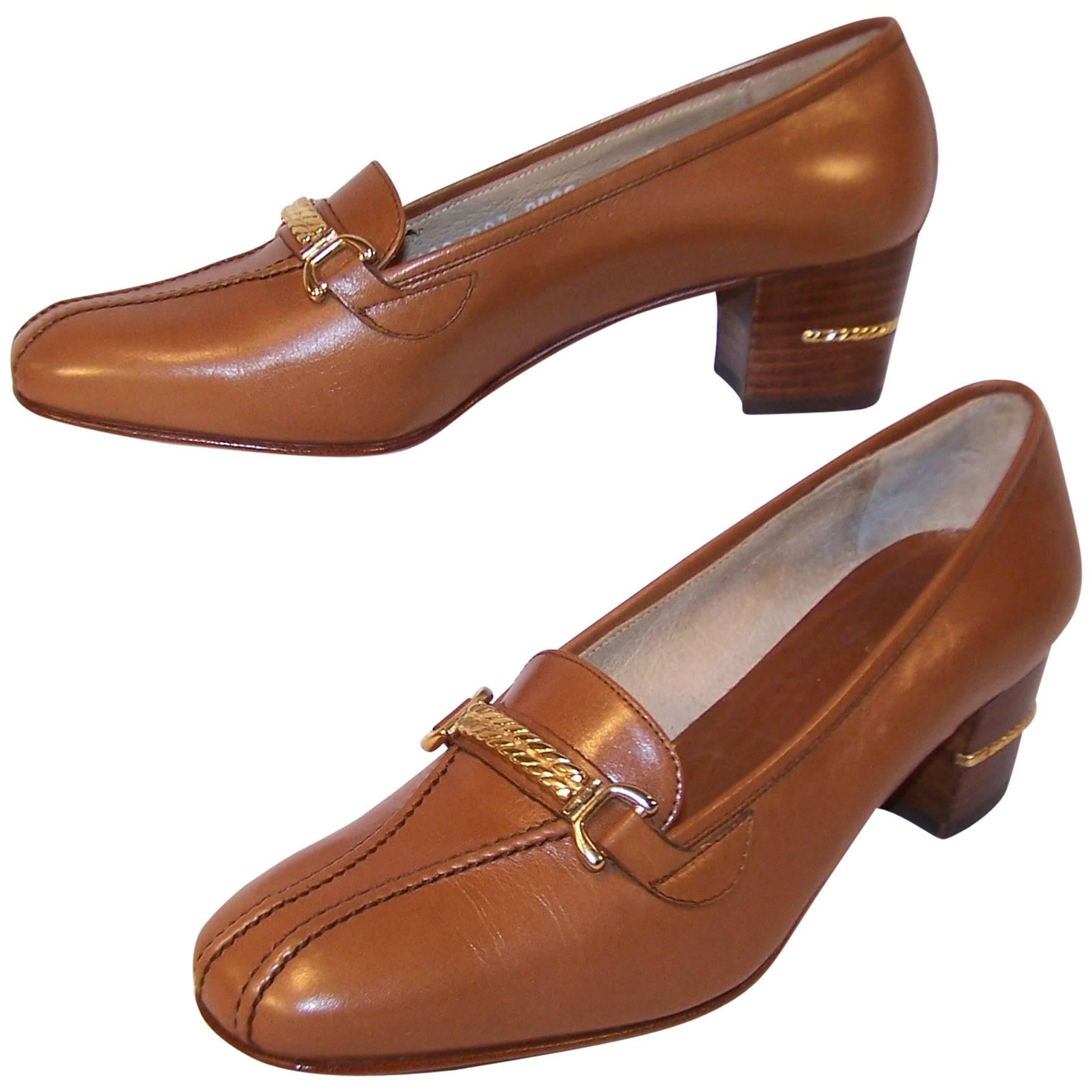 1970's Classic Gucci Tan Leather Heeled Loafers With Gold Braid Buckles