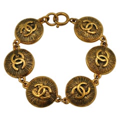 CHANEL Vintage Goldfarbenes, goldfarbenes Sunburst CC Münz-Gliederarmband