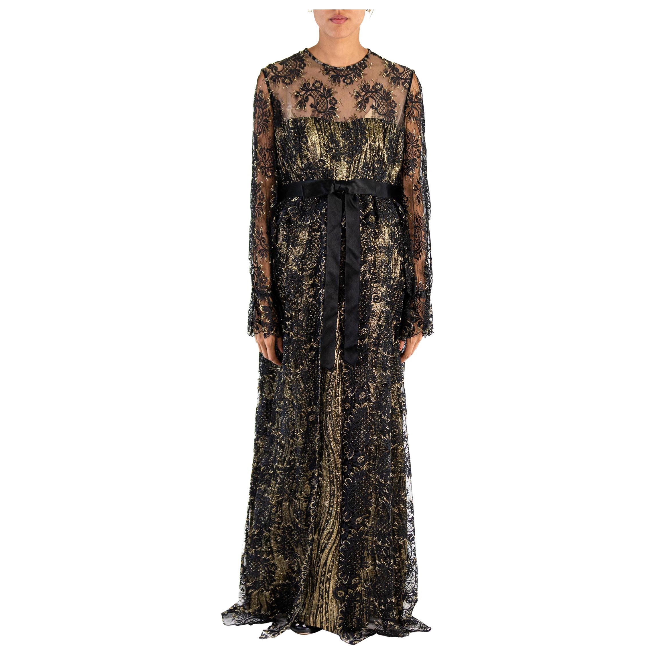 Schwarz-goldenes Seiden- Lurex-Jacquard-Kleid mit Empire-Taille und Spitzeneinsatz aus den 1970er Jahren mit Ärmeln im Angebot