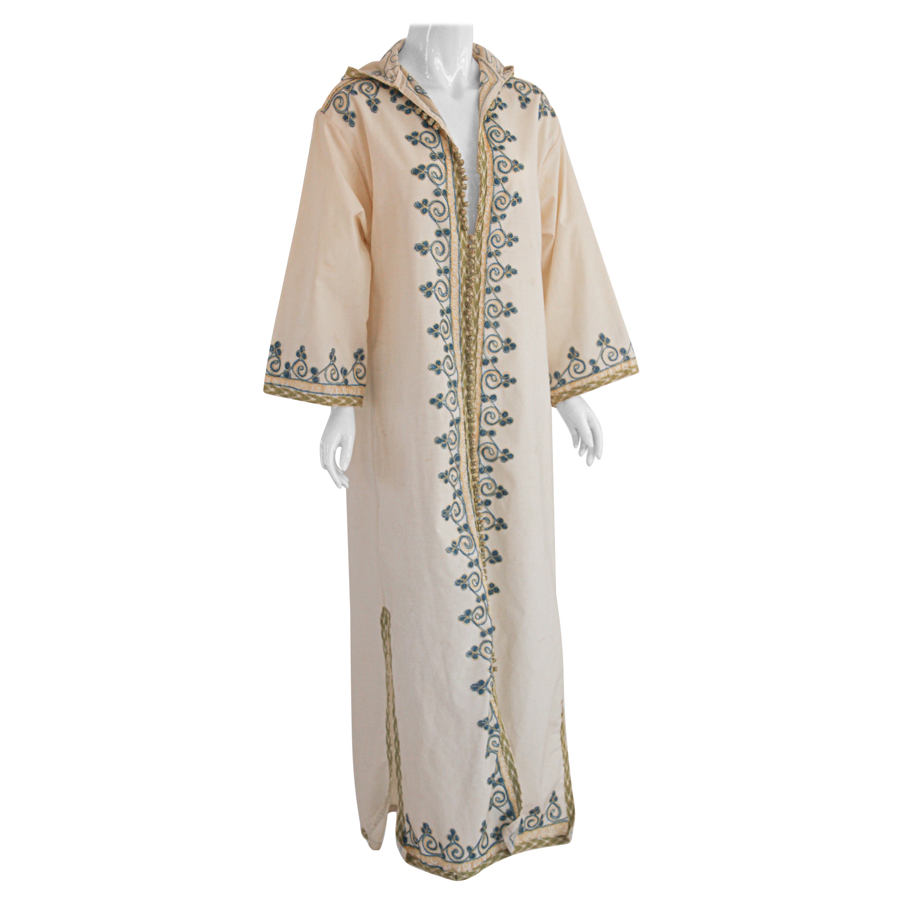 1970s Moroccan Vintage Kaftan White Cotton with Turquoise Embroidered Caftan For Sale