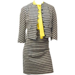 costume moderne des années 60:: noir &:: blanc pied-de-poule:: blouse jaune