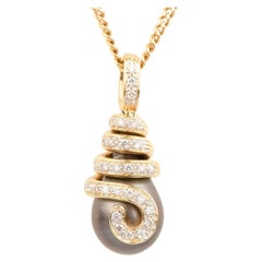 18 karat yellow gold necklace designed with a Tahitian pearl diamond pendant