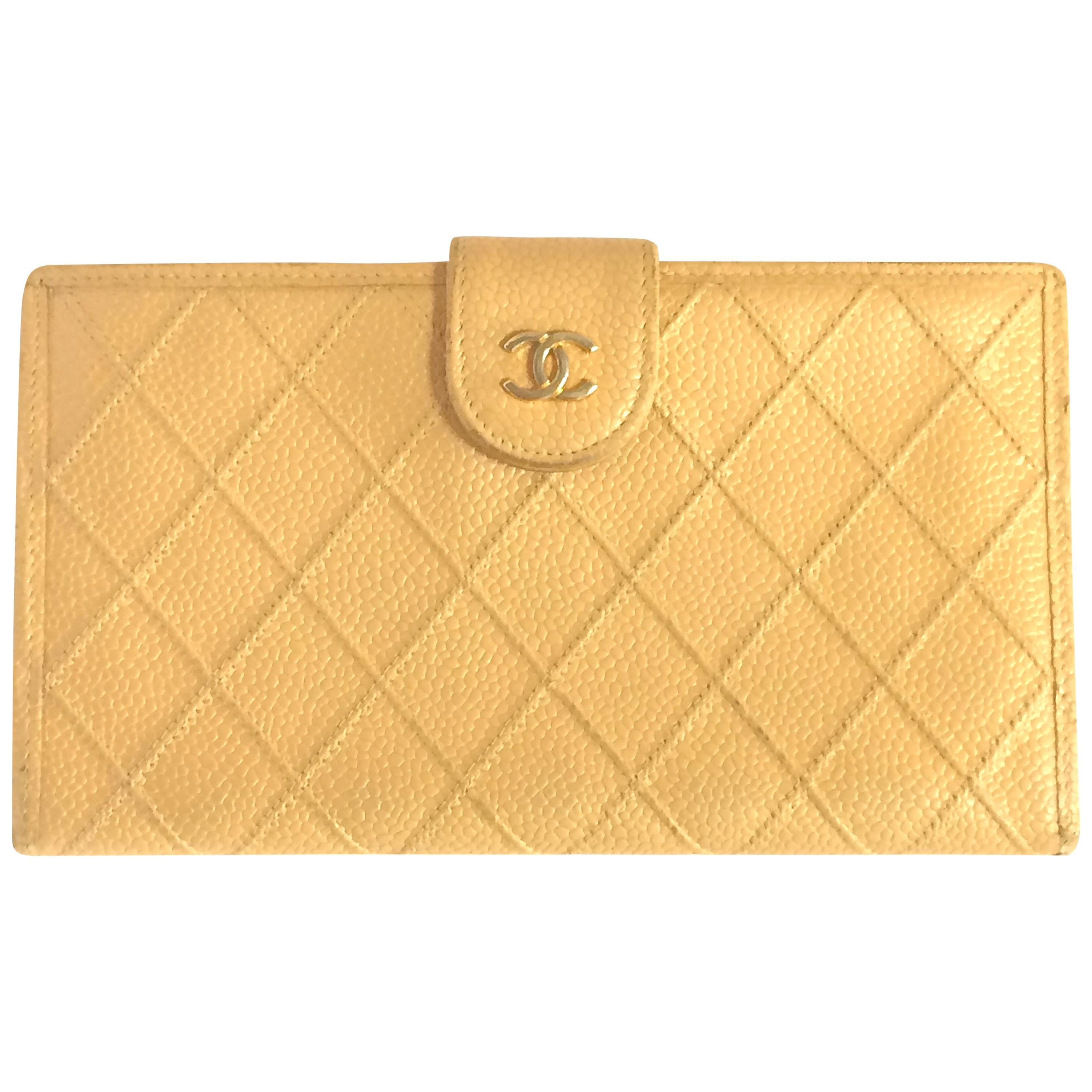 Vintage CHANEL beige caviar wallet with gold tone CC motif. Classic purse. For Sale