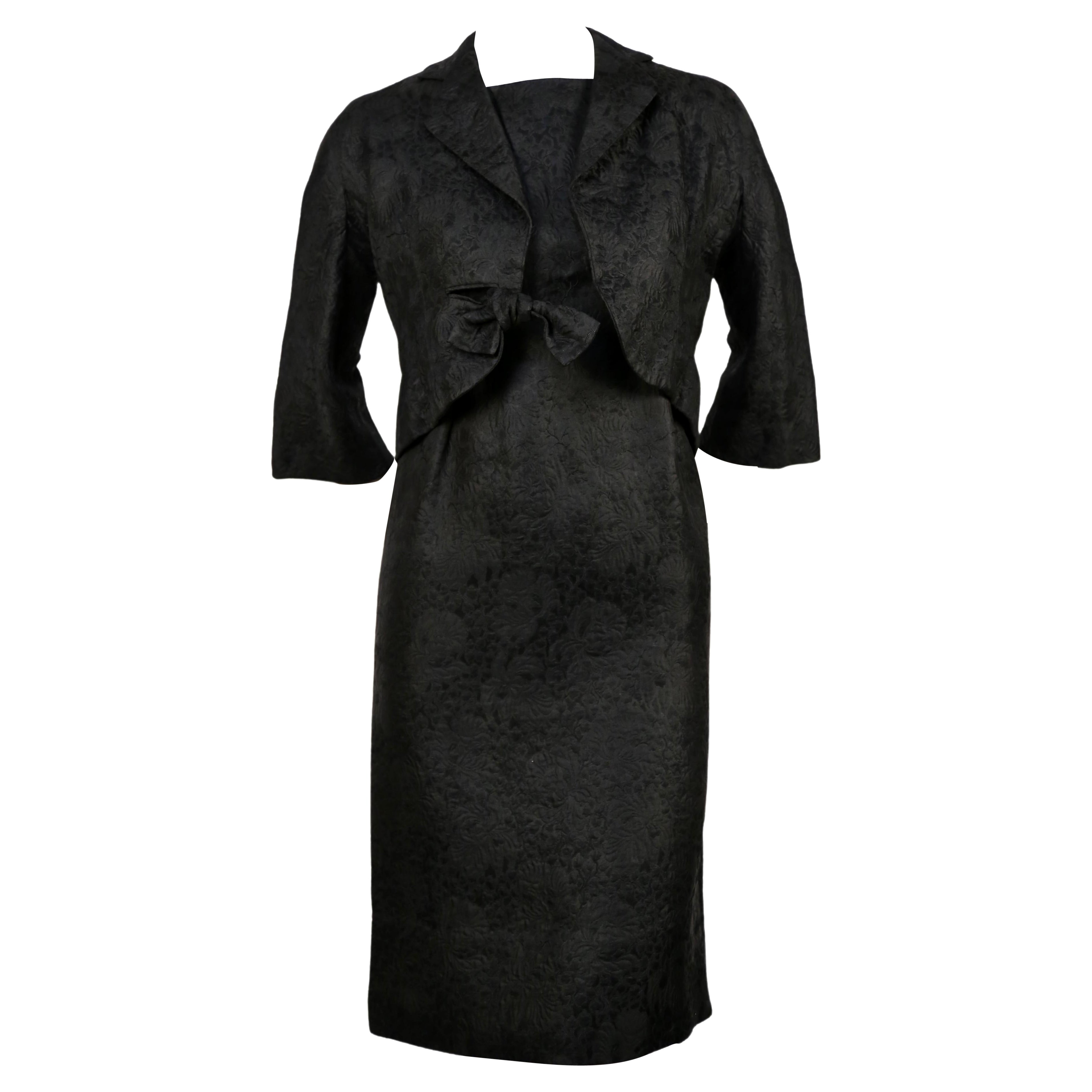 Schwarzes Brokatkleid und Jacke aus der Haute Couture der 1960er Jahre von Cristóbal Balenciaga im Angebot