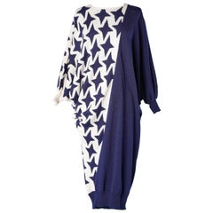 Vestido asimétrico de punto con jacquard de estrellas azules Circa 1980's